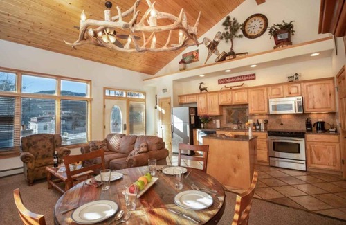 Stanley Hills Condominio | Spectacular views of Lake Estes, private patio, hot tub, fireplace.