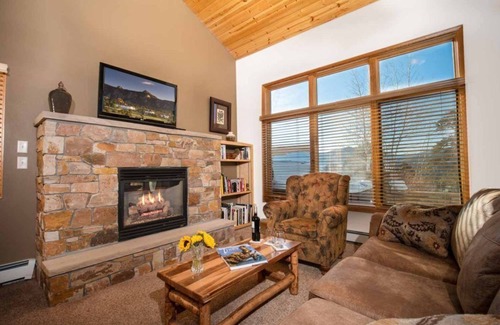 Stanley Hills Condominio | Spectacular views of Lake Estes, private patio, hot tub, fireplace.