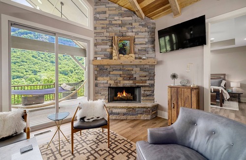 Chimney Rock Casa | Spectacular Waterfall Views! Chimney Rock Cottage - EV Charger