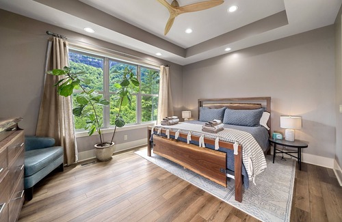Chimney Rock Casa | Spectacular Waterfall Views! Chimney Rock Cottage - EV Charger