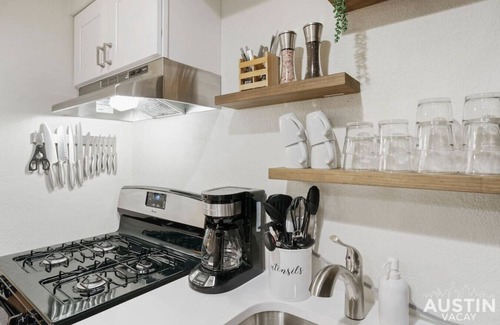 Hyde Park Apartamento | Cozy & Newly Renovated | King/Sofa Bed + Smart TV