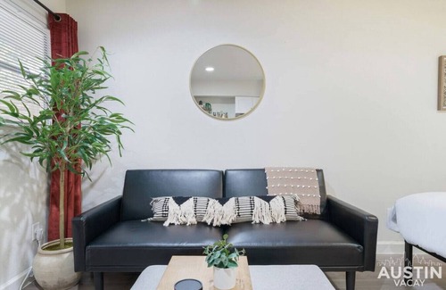 Hyde Park Apartamento | Cozy & Newly Renovated | King/Sofa Bed + Smart TV