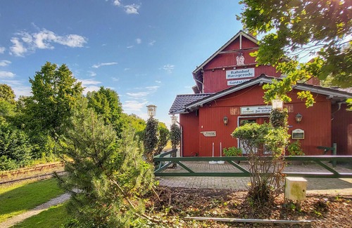 Harzgerode Apartamento | Spend an unforgettable vacation in this inviting vacation home overlooking the park.