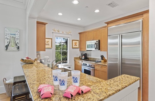 Beach District Condominio | Caminata corta al club de playa! Vistas del lago occidental! ¡Porche al aire libre!