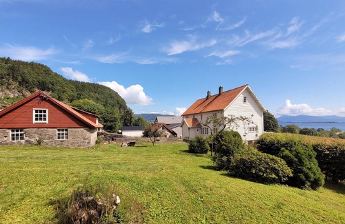 Nedstrand Casa | Spend relaxing summer days in this spacious vacation home on the peninsula, Nedstrand.