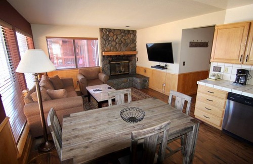 Kings Beach Complejo | Spend Thanksgiving at Lake Tahoe North Shore at a Charming 2-bedroom resort