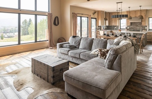 Big Sky Chalet De Esquí | Spend the Holidays Here! Chalet with Mountain Views, Near Town Center!