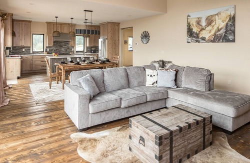 Big Sky Chalet De Esquí | Spend the Holidays Here! Chalet with Mountain Views, Near Town Center!