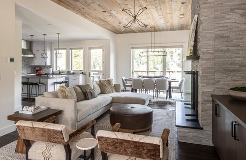 Spanish Peaks Cabina | Spend Summer in Big Sky! Luxury Spanish Peaks Cabin with Private Hot Tub