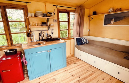 Oetzen Cabina | Spend the night in a beautiful circus wagon on the sheep pasture