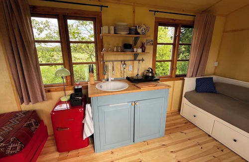 Oetzen Cabina | Spend the night in a beautiful circus wagon on the sheep pasture