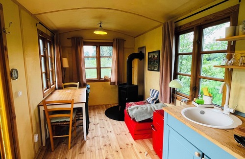 Oetzen Cabina | Spend the night in a beautiful circus wagon on the sheep pasture