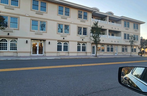 Bradley Beach Condominio | Spend the spring and summer 2025 in Bradley Beach.