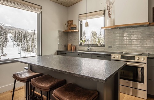 Big Sky Cabina | Spend Summer in Big Sky! 2 Bedroom, Plus Bonus Room, Ski-in/Ski-out Cabin