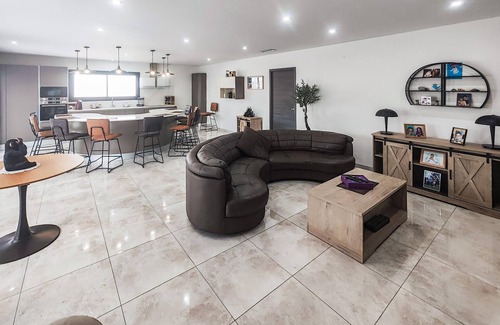 Caux Casa | Spend your next holiday in this modern holiday home in the south of France.