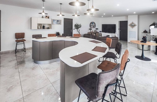 Caux Casa | Spend your next holiday in this modern holiday home in the south of France.
