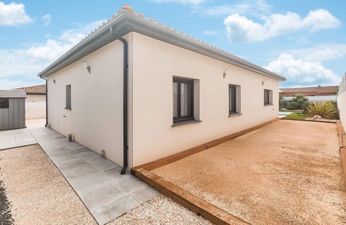 Caux Casa | Spend your next holiday in this modern holiday home in the south of France.