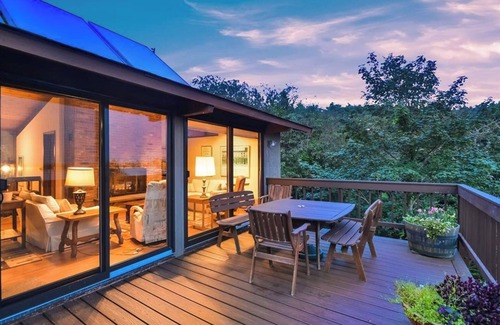South Kingstown Casa | Spend your vacation at this relaxing waterfront retreat on Green Hill Pond.