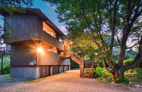 South Kingstown Casa | Spend your vacation at this relaxing waterfront retreat on Green Hill Pond.