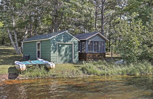 Iron River Cabina | NUEVO - Lakefront Iron River Cabin w / Canoe & Sauna!