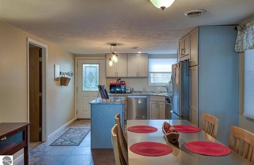 Mayfield Casa | Spider Lake Cottage near Traverse City