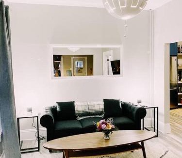 Fredericton Apartamento | Spin & Sip - Dog-Friendly Vinyl Vibes Downtown