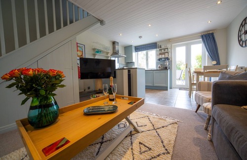 Treator Casa | SPINDRIFT, Padstow, peaceful, views, parking - 10min walk to harbour