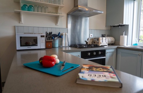 Treator Casa | SPINDRIFT, Padstow, peaceful, views, parking - 10min walk to harbour