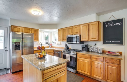 Spirit Lake Casa | Spirit Lake Home w/ Fenced Yard: 1 Mi to Water!
