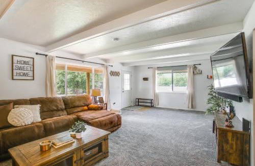 Spirit Lake Casa | Spirit Lake Home with Fenced Yard 1 Mi to Water!