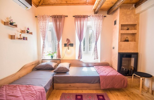 Chlomatiana Cabaña | Spiti Lagis - casa de campo rústica con loft de 1 hab.