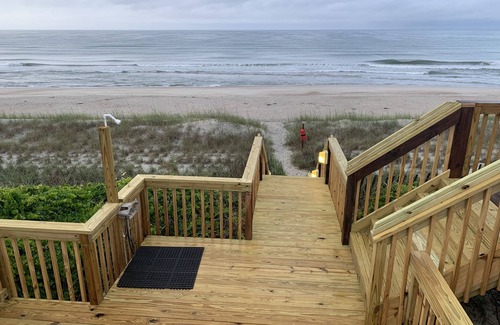 Pine Knoll Shores Casa | Elevación 6. 41 - ¡Vistas al océano desde todas las habitaciones y pasos lejos de la playa!