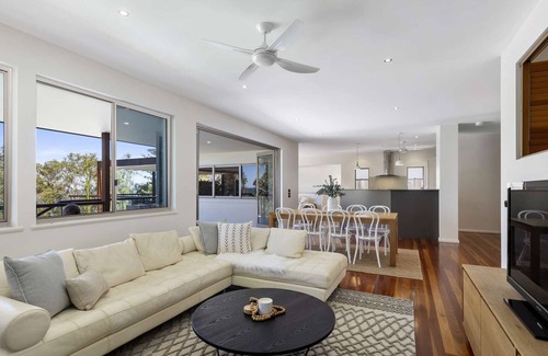 Safety Beach Casa | Splash Beachfront, Pristine Ocean Views, Pool, Luxury, Workcation, Sleeps up to 8