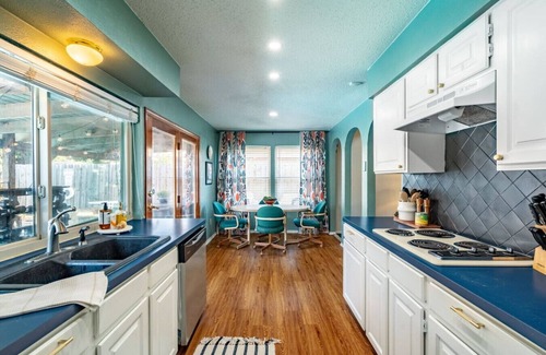 Richardson Casa | Splash Zone! BBQs, Bonfires & Pool Volleyball!