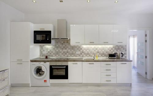 Tower Road Apartamento | Splendid Apartment, Steps Away from the Sea