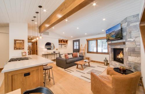 Chamberlands Casa | Splendid at Chamberlands by Tahoe Getaways - Chamberlands HOA, Private Hot Tub & Walk to Lake Tahoe
