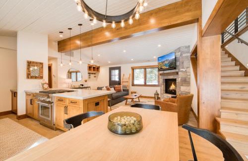 Chamberlands Casa | Splendid at Chamberlands by Tahoe Getaways - Chamberlands HOA, Private Hot Tub & Walk to Lake Tahoe