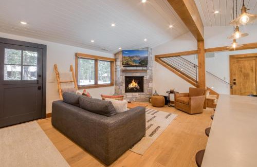 Chamberlands Casa | Splendid at Chamberlands by Tahoe Getaways - Chamberlands HOA, Private Hot Tub & Walk to Lake Tahoe