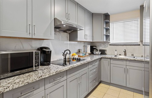 Menlo Park Casa | Splendid Bungalow w Game Room near Stanford Meta IKEA in Menlo Park