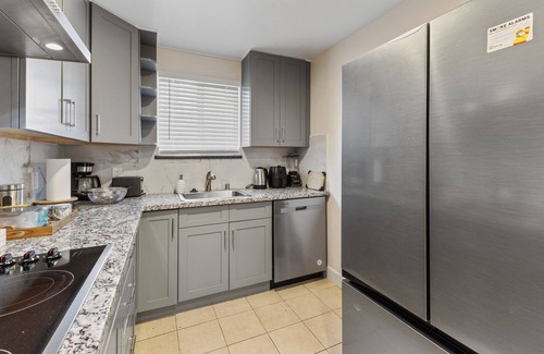 Menlo Park Casa | Splendid Bungalow w Game Room near Stanford Meta IKEA in Menlo Park