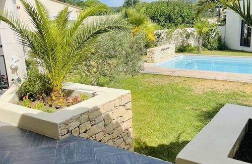 Bagnols-sur-Ceze Casa | Splendid villa with heated pool