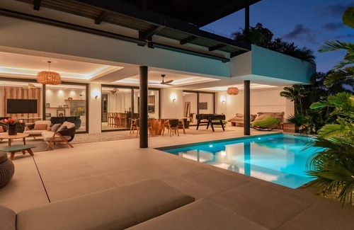 Public Villa | Splendid Villa Located in a Downtown Area