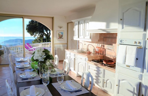 Tanneron Villa | Espléndida villa con piscina e impresionantes vistas al mar en las colinas sobre Mandelieu