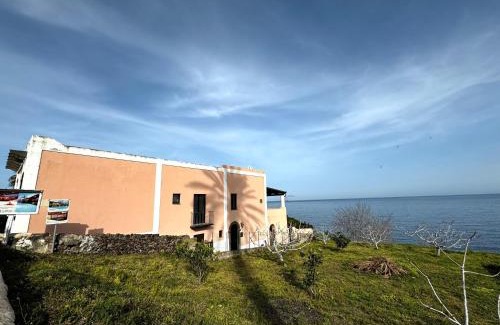 Santa Marina Salina Villa | Splendida Villa Eoliana a due passi dal mare con panorama mozzafiato