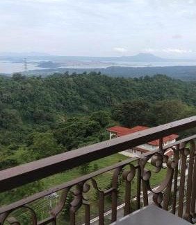 Laurel Apartamento | Splendido Tagaytay Taal Lake Staycation Free Parking Netflix No Free Pool No Pet