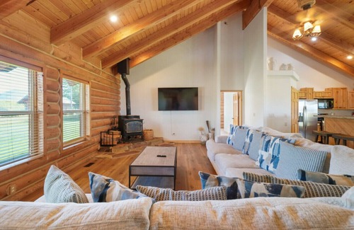 Kamas Cabina | Splendor Valley Farms · Huge Log Cabin w/ King Bed, Bunk Beds, & Game Room