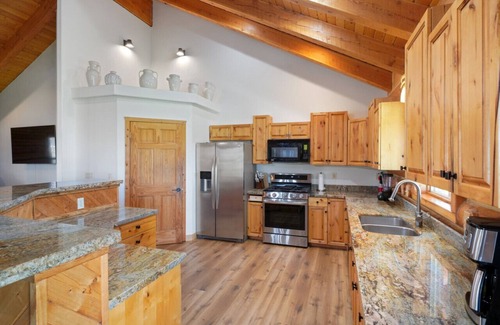 Kamas Cabina | Splendor Valley Farms · Huge Log Cabin w/ King Bed, Bunk Beds, & Game Room