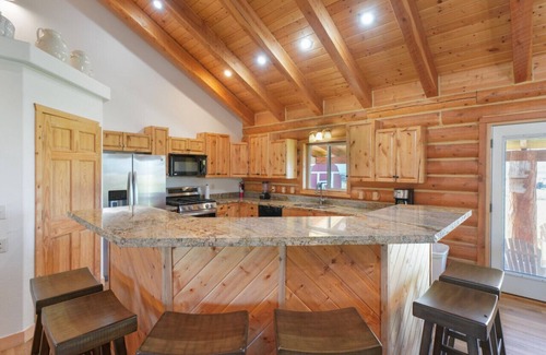 Kamas Cabina | Splendor Valley Farms · Huge Log Cabin w/ King Bed, Bunk Beds, & Game Room