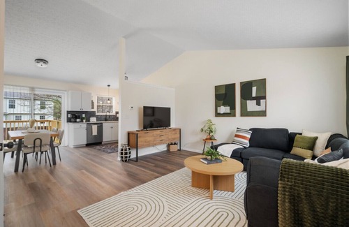 Summit Station Apartamento | Split-Level Comfort | 2 Living Rooms, Garage, Deck