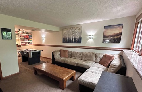 Shakopee Casa | Split-Level Simplicity in Shakopee - a simple home away from home.